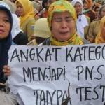 Aksi honorer K2 saat demo di depan Istana Negara Februari lalu. foto: liputan6