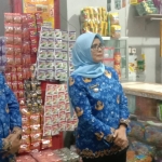 Bupati Blitar Rini Syarifah didampingi Kepala Disperindag saat memantau program ASN belanja di pasar tradisional di pasar Kanigoro