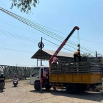 Pekerja mulai memasang jembatan bailey di Desa Kedungpeluk Candi. Foto: Ist