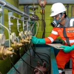 Karyawan SIG melakukan pengecekan flow meter sebelum dilakukan pemusnahan Bahan Perusak Ozon di Pabrik Narogong, Jawa Barat. Foto: Ist