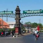 Pintu gerbang menuju kawasan wisata Ampel Surabaya.