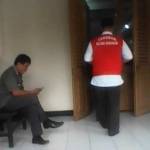 Terdakwa Alfian Hardi Wijaya saat memasuki ruang persidangan.foto: nanang ichwan/ BANGSAONLINE