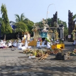 Pelaksanaan Nyepi di Pura Jagad Karana, Jalan Ikan Lumba-Lumba, Surabaya.