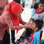 Bupati Mojokerto, Ikfina Fahmawati, saat berbincang dengan anak inklusi di SLB Brangkal.