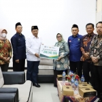 Bupati Jombang Hj. Mundjidah Wahab saat menyerahkan donasi di Kantor Baznas Surabaya.