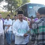 Bupati Jombang, Nyono Suharli Wihandoko (baju putih) saat menyapa pengantar CJH Jombang, Rabu (23/8/2017). foto: ROMZA/ BANGSAONLINE