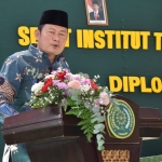 Bupati Yuhronur Efendi saat memberikan sambutan dalam wisuda ke-1 dan milad ke-1 Institut Teknologi dan Bisnis Ahmad Dahlan (ITB AD) Lamongan, Sabtu (9/10).