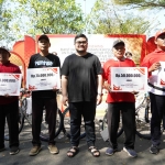 Bupati Kediri Hanindhito Himawan Pramana bersama beberapa Kades,  usai melaunching Bantuan Keuangan Khusus (BKK)