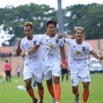 Striker Persibo Diego Banowo merayakan golnya yang dicetak ke gawang PSM Madiun. Foto: EKY NURHADI/ BANGSAONLINE