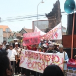 Warga Desa Kepung, Kecamatan Kepung, Kabupaten Kediri saat menggelar aksi demo menuntut kadesnya mundur. foto: ist.
