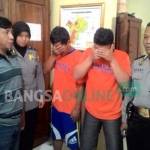 Dua tersangka saat diamankan di Mapolsk Pagu, kabupaten Kediri. foto: dendi martoni/ BANGSAONLINE