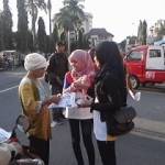 ?Relawan BaraJP bagikan takjil dan selebaran imbauan dukung Jokowi. Foto:agus yudi santoso/BANGSAONLINE