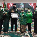 Katua GPK Jombang saat menerima penghargaan. foto: ist.