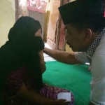 Gus Syaf menenangkan nenek korban yang hingga kini masih shock atas meninggalnya 3 cucunya. foto: BANGSAONLINE