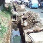 Proyek drainase di jalan Raya Pendem Kecamatan Karang Ploso yang dikeluhkan warga.