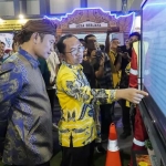 Bupati Yuhronur meninjau stan usai membuka Lamongan Exportiva 2024 di Sport Center Lamongan, Rabu (5/6/2024).
