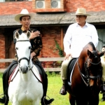 Presiden Jokowi dan Prabowo Subianto naik kuda di Padepokan Garuda Yaksa, Desa Bojong Koneng, Hambalang, Bogor, Jawa Barat, Senin (31/10/2016) siang. (Foto: Rahmat/Setkab.co.id)

