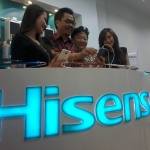 Djoko Tata Ibrahim dari smartfren dan Stephen Qu dari Hisense saat peresmian gerai Hisense. foto : nisa/bangsaonline