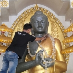 Patung Buddha di Vihara Jayasaccako Kediri sedang dibersihkan.