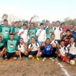 Gus Barra saat foto bersama para pemain bola di Lapangan Pengaron.