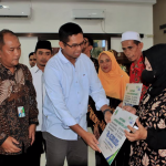 Wakil Wali Kota Pasuruan, Adi Wibowo saat menyerahkan santunan kepada keluarga dari anggota petugas TPS yang gugur pada Pemilu 2024