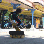 Seorang anak mencoba melewati rintangan dengan skateboardnya. foto: luckman hakim/ BANGSAONLINE