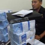 Petugas saat menginterogasi tersangka. Tampak barang bukti berupa uang tunai senilai Rp 400 Juta. foto: zainal/ BANGSAONLINE