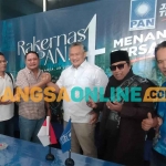 Bakal calon wakil bupati, Ari Purnomo Adi (nomor 3 dari kanan) saat diterima Ketua DPD PAN Kabupaten Kediri, Widyo Harsono. Foto: MUJI HARJITA/BANGSAONLINE