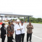 Gubernur Jatim Dr. H. Soekarwo bersama Presiden Jokowi, Menteri PU&PR serta Walikota Surabaya, mengadakan jumpa pers tentang peresmian akses Jalan Tol Surabaya-Mojokerto.