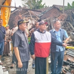 Dua Pimpinan DPRD Kabupaten Pasuruan saat meninjau kondisi Pasar Gondanglegi.