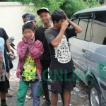 Tujuh remaja yang diamankan saat patroli gabungan. foto: MURSIDI/ BANGSAONLINE