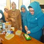 Hj Nihayatul Laila Akmal Boedianto ketika membuat kreasi jelly. foto: syuhud/ BANGSAONLINE