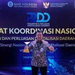 Plt Direktur Utama Bank DKI, Amirul Wicaksono, saat menerima penghargaan.