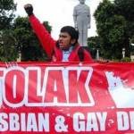 Masyarakat menggelar aksi menolak komunitas-komunitas kaum homoseksual dan lesbian di Surabaya.
