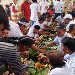 Warga Dusun Kletak, Desa Putatlor, mekan bersama usai mengikuti sedekah bumi. Foto: Ist.