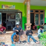 Para pentakziah saat berada di rumah duka almarhumah Hidayatus Tsaniah (24), di Desa Banyuurip, Kecamatan Ujungpangkah. Foto: Ist