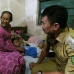 Bupati Jombang Nyono Suharli menjenguk Agus, bocah penderita tumor tulang jinak di rumahnya. 