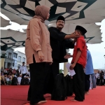 Wali Kota Saifullah Yusuf didampingi Ketua TP PKK Kota Pasuruan saat memberikan santunan kepada anak yatim secara simbolis.