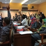 Acungan tangan anggota DPRD Nganjuk menandai hak interpelasi disetujui. (foto: BAMBANG DJ/BANGSAONLINE)