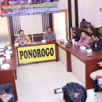 Kapolres Ponorogo AKBP Arief Fitrianto bersama jajaran personel Polres Ponorogo saat menggelar rilis pers di penghujung tahun.