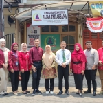 Direktur YLBH FT,  Andi Fajar Yulianto (lima dari kanan) bersama tim FH Universitas Gresik usai teken kerjasama. FOTO: ist.