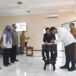 Wali Kota Kediri Abdullah Abu Bakar saat menandatangani perjanjian tambahan dengan PT Surya Dhoho Putra dan PT Darmo Lestari Sentosa. Foto: Ist.