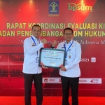 Kanwil Kemenkumham Jatim saat menerima Penghargaan Insan Pembelajaran dari BPSDM di JS Luwansa Hotel, Jakarta, Senin (27/11/2023).