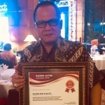 Ketua Kadin Batu, Endro Wahyu menunjukkan Piagam Kadin Jatim Award 2019.