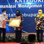 Bupati Mojokerto, Ikfina Fahmawati, saat menerima penghargaan kategori Implementasi Manajemen ASN terbaik dalam ajang BKN Award 2022.