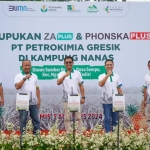 SVP Mitra Bisnis Petrokimia Gresik, Eko Suroso (nomor 2 dari kanan) diacara Peluncuran Program Kampung Makmur Komoditas Nanas di Desa Sempu, Kecamatan Ngancar, Kabupaten Kediri