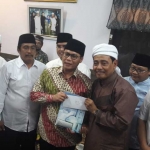 Ahmad Basarah saat berkunjung ke Ponpes Genggong dan bertemu kiai NU. Ia diberi amplop oleh Kiai Mutawakil.