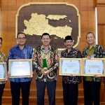 Wakil Bupati Mojokerto Pungkasiadi, bersama pejabat teras usai menerima penghargaan di Gedung Negara Grahadi oleh Gubernur Jawa Timur Soekarwo.