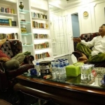 A Muhaimin Iskandar (kiri, baju merah) duduk di kursi jagongan dengan Yahya Cholil Staquf (kanan). Foto: istimewa 