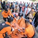 BPBD Surabaya saat mengevakuasi penemuan mayat di Kenpark, Kenjeran, Surabaya.